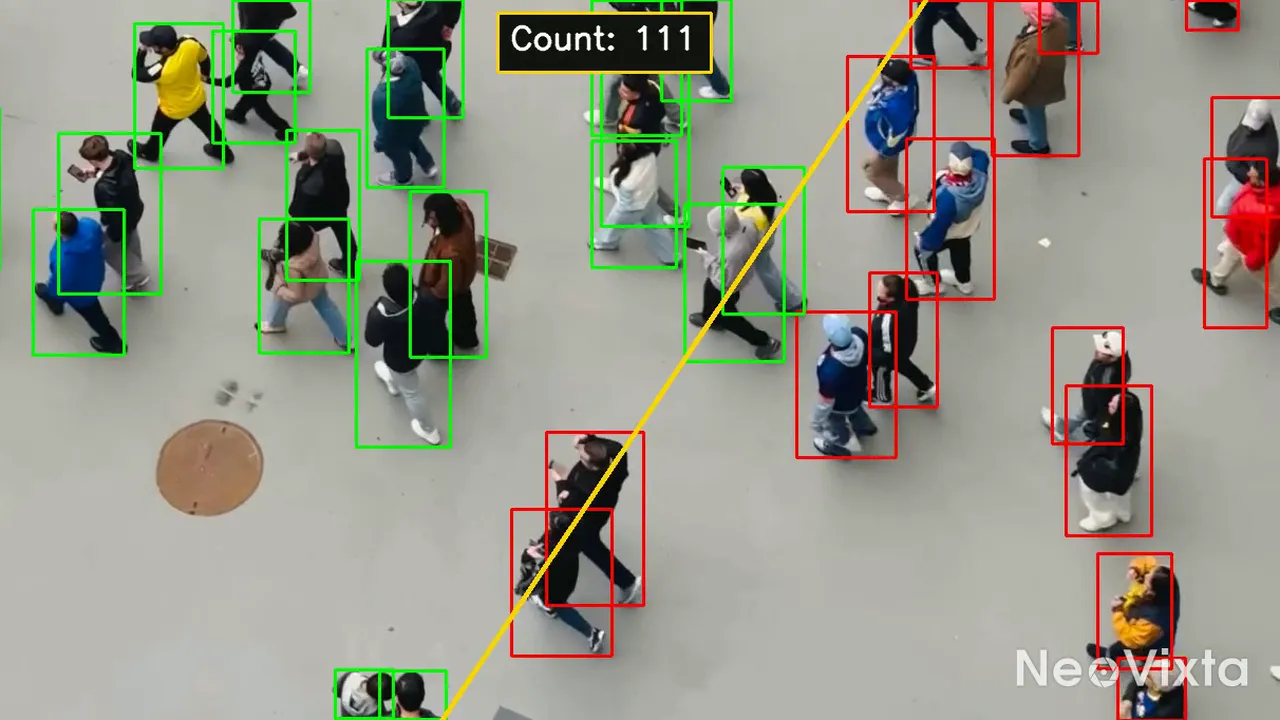 Vídeo cenital de una plaza concurrida con cada persona seguida por una caja de color.